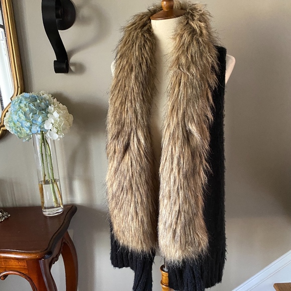 BB Dakota Sweaters - BB Dakota Black Faux Fur Sweater Vest Small